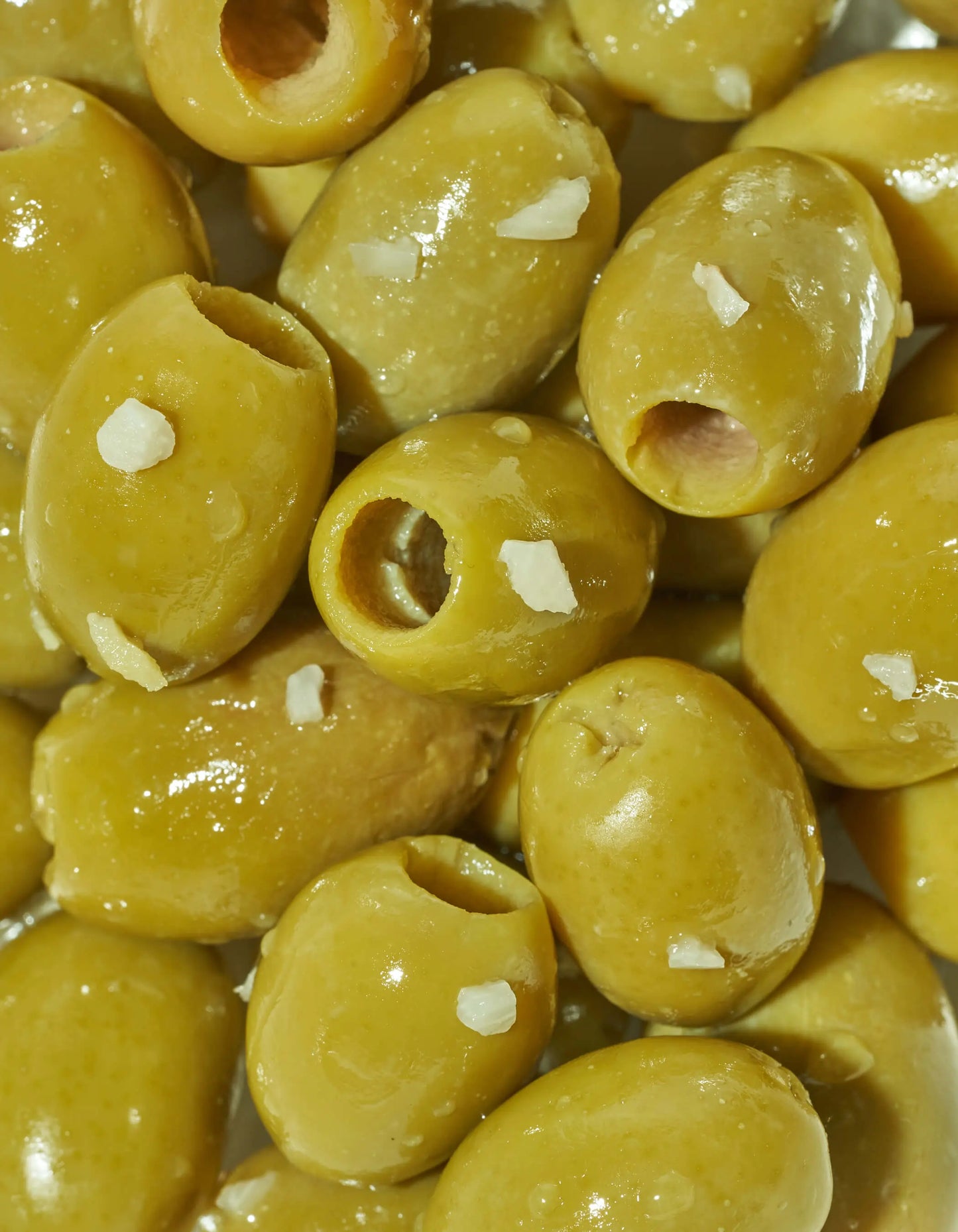 Bowl of FreeStyle Snacks Green Olives with lemon and garlic flavor, showing fresh green olives seasoned with lemon and garlic.